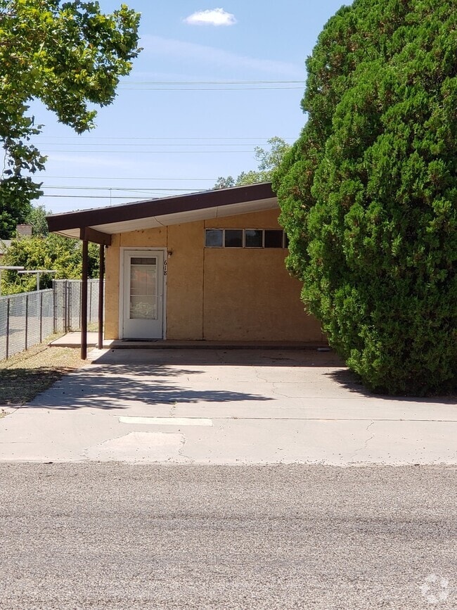 Building Photo - 618 S Abilene Ave