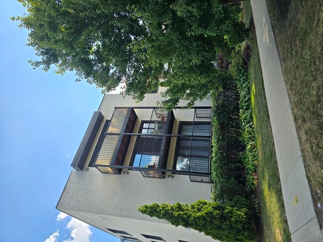 Building Photo - 1711 W Jarvis Ave