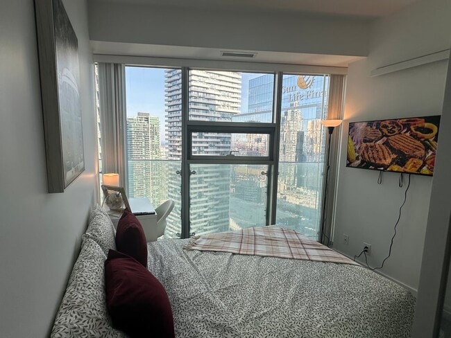 Photo du bâtiment - Deluxe Room - York St & Bremner Blvd