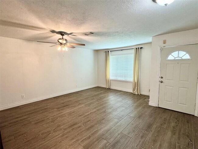 Building Photo - 3314 Crestdale Dr