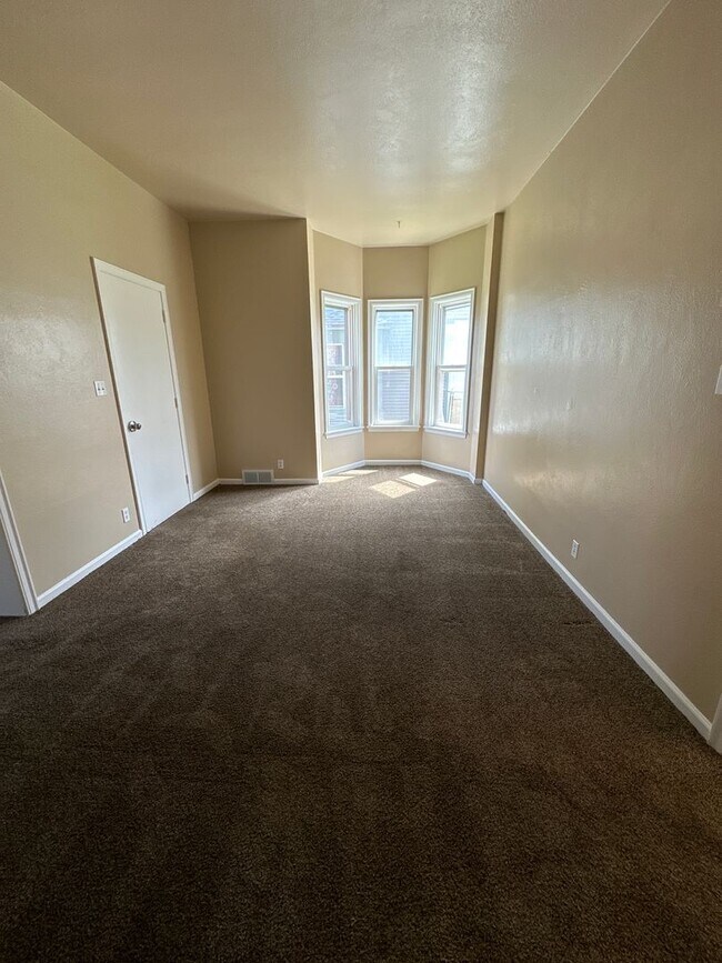Building Photo - EZ - 202 Triplex