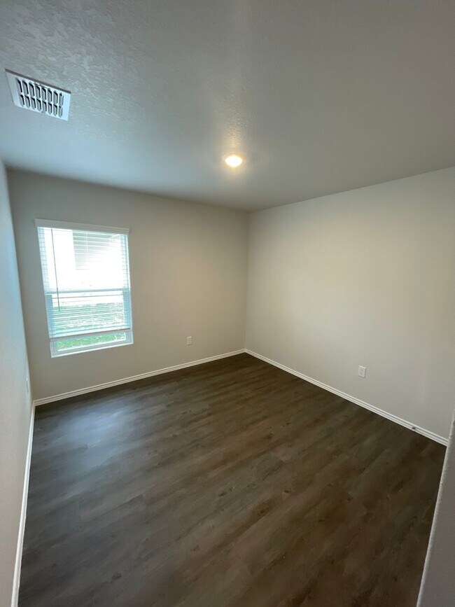 Foto del edificio - Now Pre-Leasing: Spacious 4-Bedroom, 2-Bath Home Available Soon