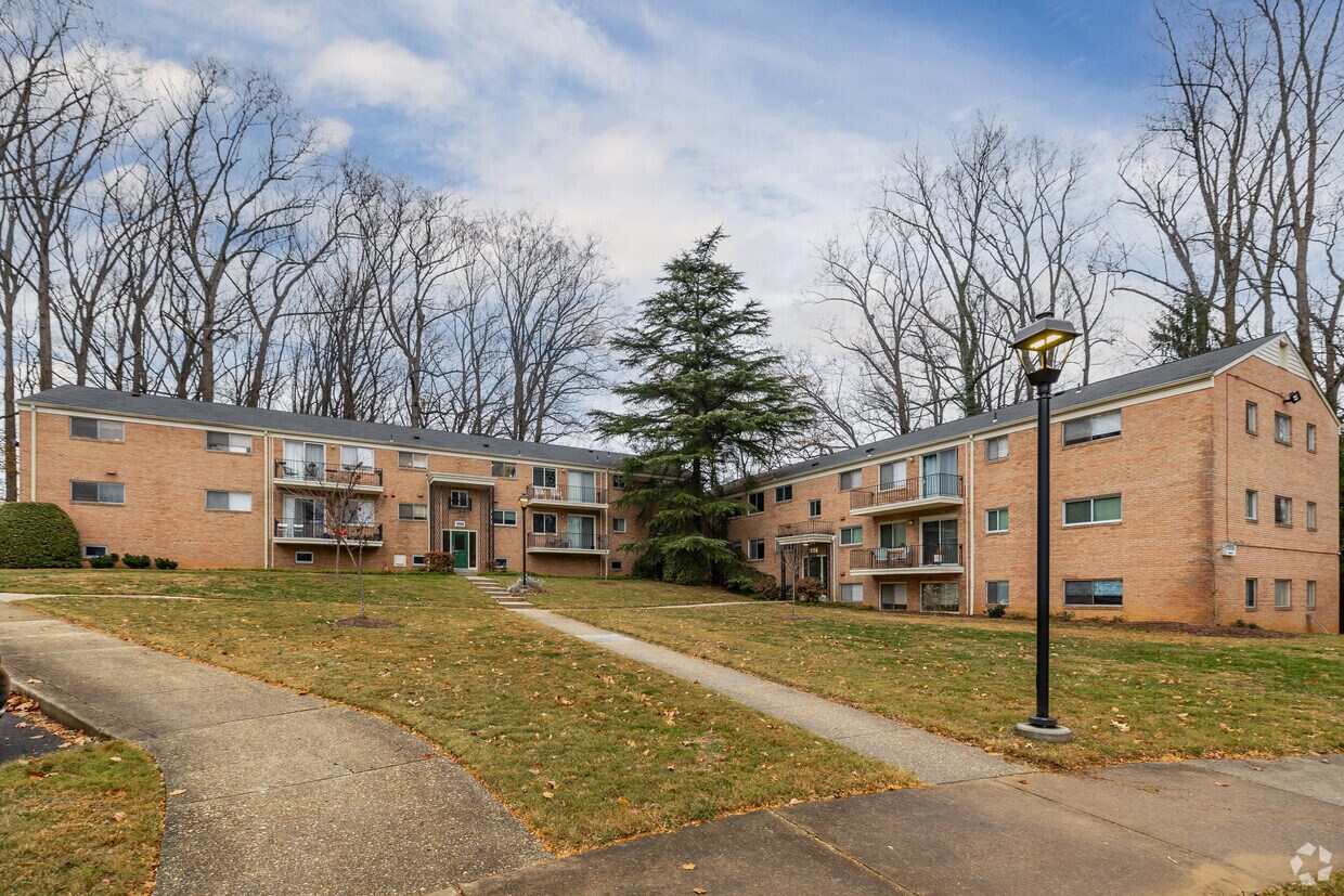 10520 Montrose Ave - Parkside Condominium