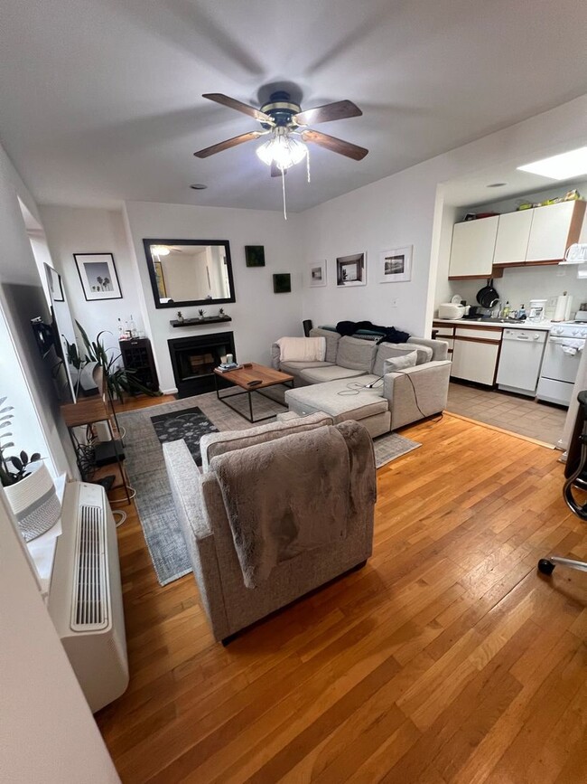 Building Photo - Two-Level Kalorama Condo with Washer/Dryer...