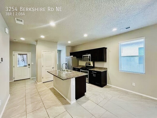 Foto del edificio - 3254 Berkshire Rd NE