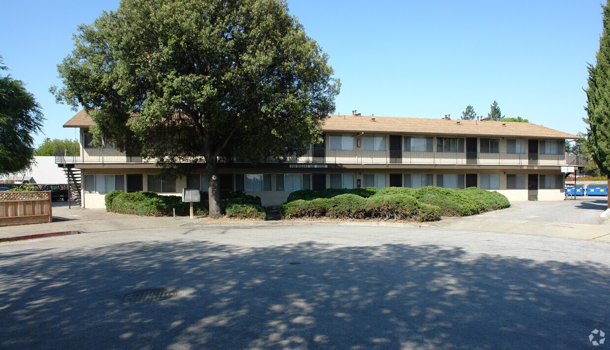Building Photo - Golden Oak Court