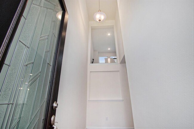 Building Photo - 5514 Hyde Park Dr