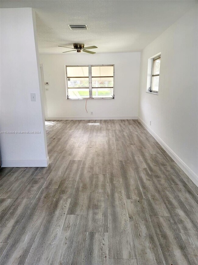 Foto del edificio - 2711 NW 53rd St