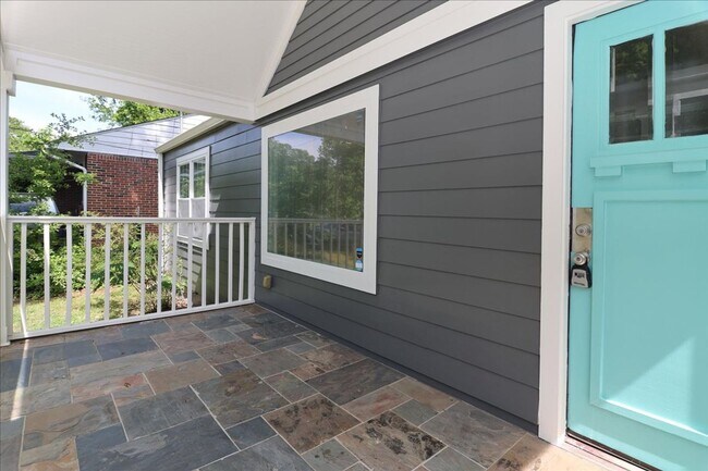 Photo - Newly Renovated 3/2 Feet From Atlanta Belt... House