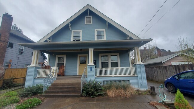Building Photo - 3924 SE Grant Ct