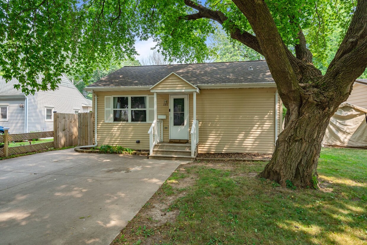 Primary Photo - UPDATED 3 BR/1 BATH CENTRALLY LOCATED IN G...