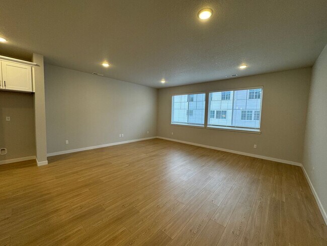 Foto del edificio - 3375 SE White Oak Ave