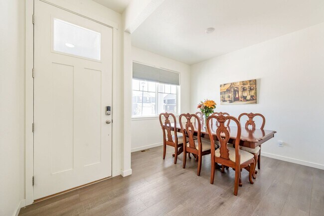 Foto del edificio - 4-Bedroom Home in Mallard Ridge with Office and Fenced Yard