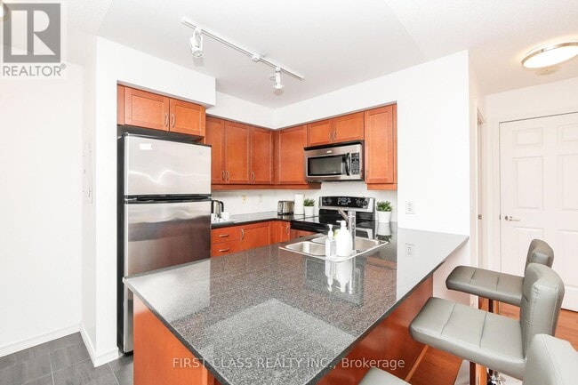 Building Photo - 736 Spadina Ave.