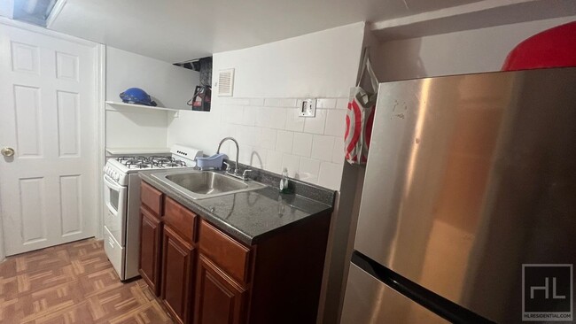 Foto del edificio - LARGE 1 BEDROOM BASEMENT FARRAGUT ROAD/ EA...