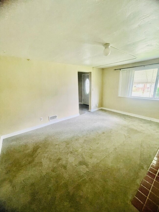 Building Photo - 4 bedroom. 1.5 Bath- Turtle Creek Pa