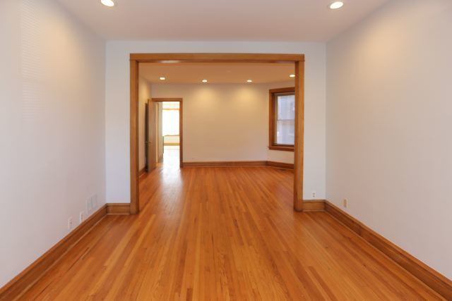 Living room - 3541 N Claremont Ave