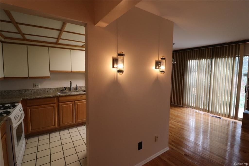 Primary Photo - 2103 Bryanston Crescent St