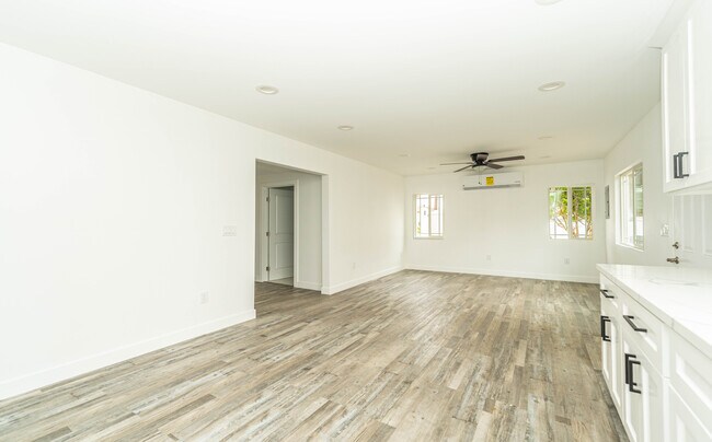 Foto del edificio - 4590 W 120th St
