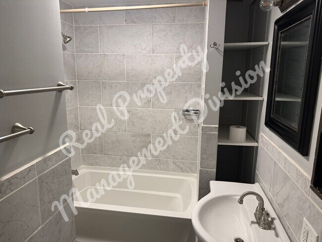 Foto del edificio - Spacious 3-Bed, 2-Bath Home with Fenced Yard in a Quiet Neighborhood