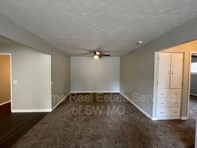 Building Photo - 323 N Pine Ave