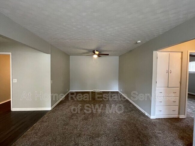 Foto del edificio - 323 N Pine Ave