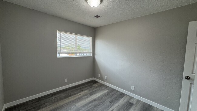 Foto del edificio - 4711-4711 W Tennessee Ave