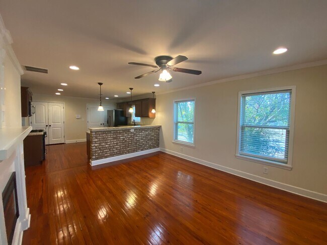 Building Photo - 3 Bedroom 2 Bath Beautifully Maintained Ho...
