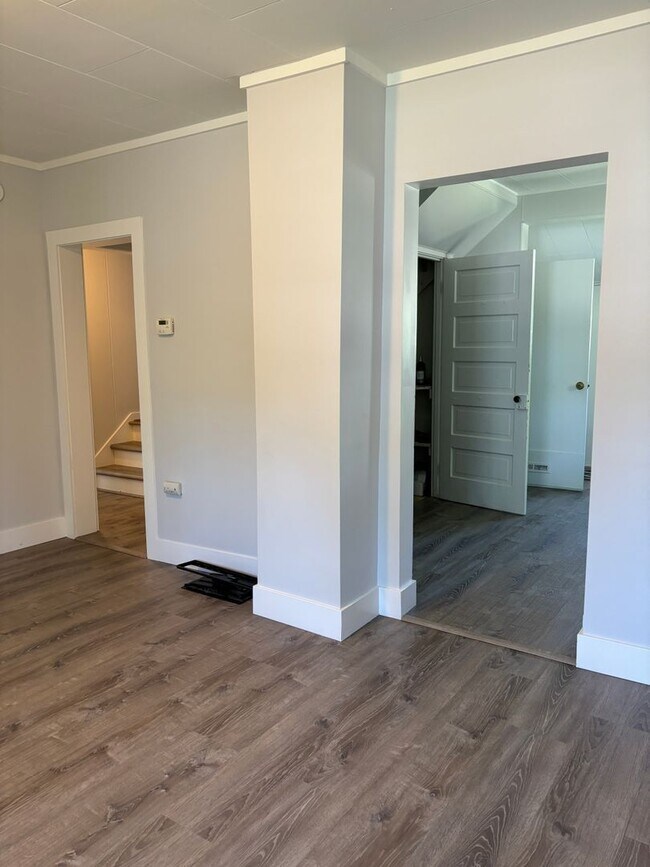 Building Photo - Long Term Rental - Great Home on Newcomb! ...