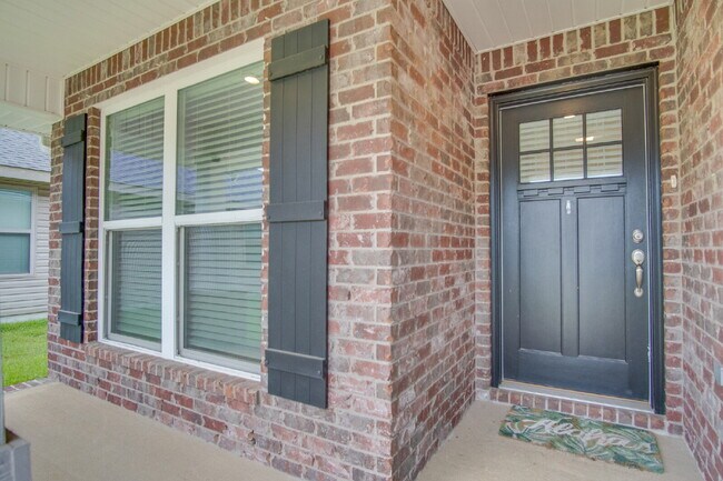 Foto del edificio - Beautiful North Pensacola 3BR Home with Oversized Primary Suite, Double Vanity Bath, 2-Car Garage...