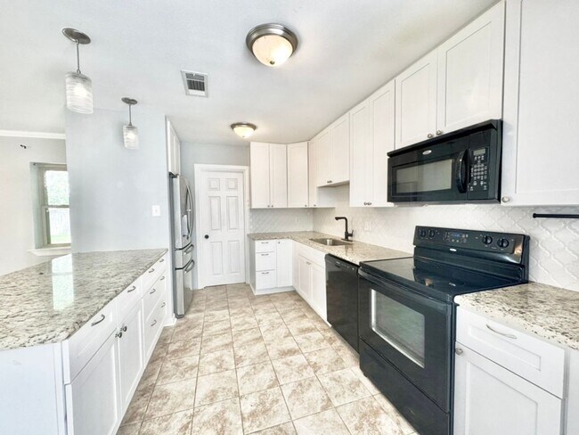 Foto del edificio - Beautiful 3BR/2BA Home with Sunroom, Formal Dining & Large Backyard