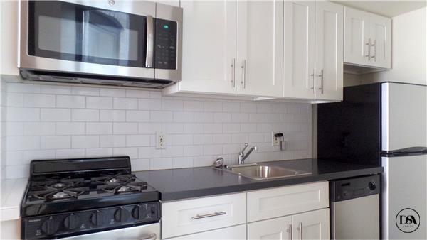 Building Photo - 305 E 94th St