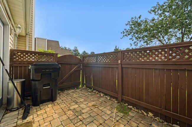 Foto del edificio - 901 Pine Mill Ct