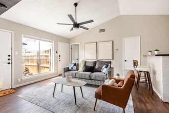 Building Photo - 6101 Parkwood Dr