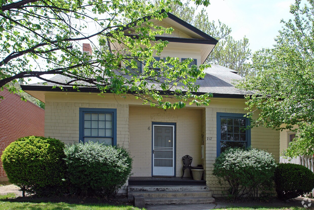 Primary Photo - 717 W Hays St