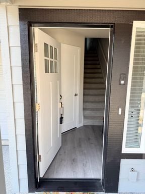 Stunning Tri Level 3/2.5 Townhome in the G... - Stunning Tri Level 3/2.5 Townhome in the G...