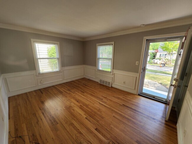 Building Photo - Updated Birmingham bungalow 3 bed 2 bath