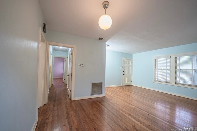 Foto del edificio - 227 Frost St