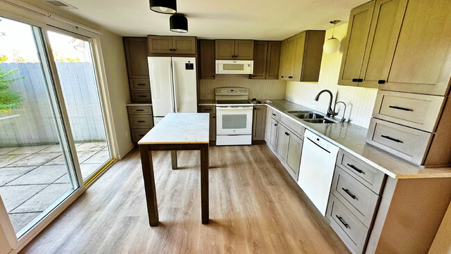 Foto del edificio - Beautiful Updated 2 Bed 2 Bath on Golf Course in Cherry Creek Schools