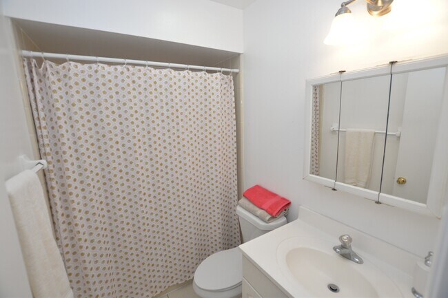 Building Photo - 3 bed 2 bath duplex in Orlando