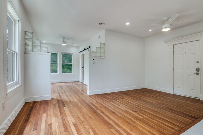 Foto del edificio - 5211 Worth St