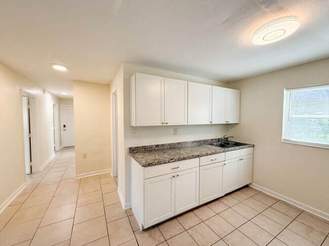 Building Photo - $1400 - 3 Bedroom 1 Bath