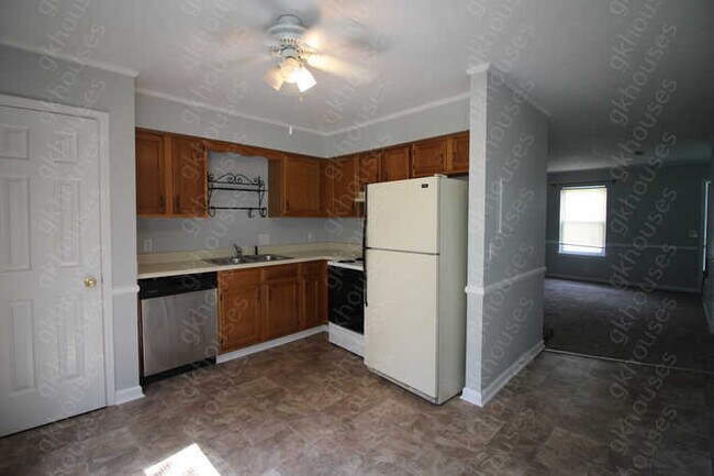 Building Photo - 2 bed / 1.5 bath home