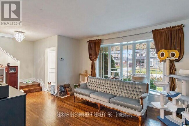 Building Photo - 561 Wingrove Crescent