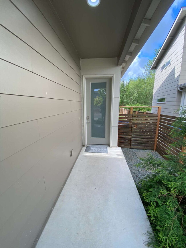 Foto del edificio - Modern 3-bedroom with Fully Fenced Yard