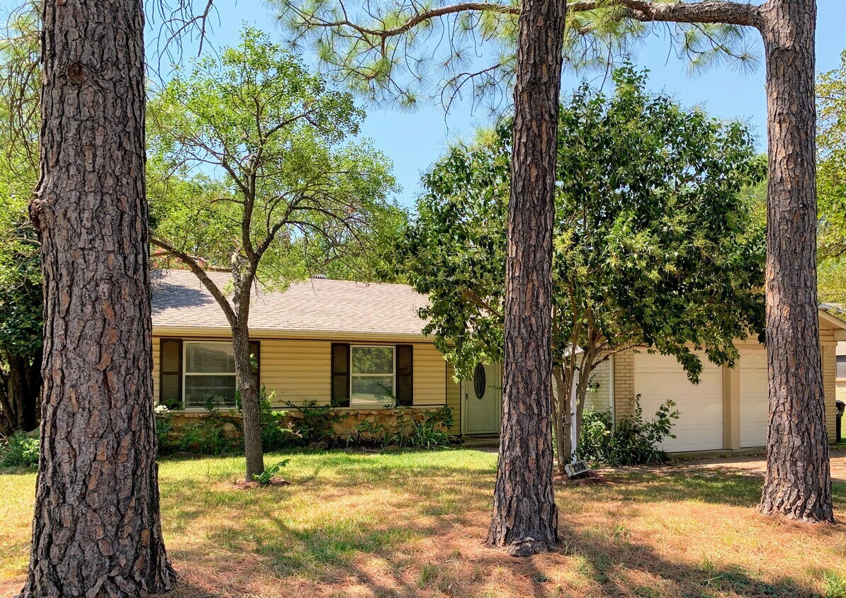 2308 Westwood Dr, Denton, TX 76205 House for Rent in Denton, TX