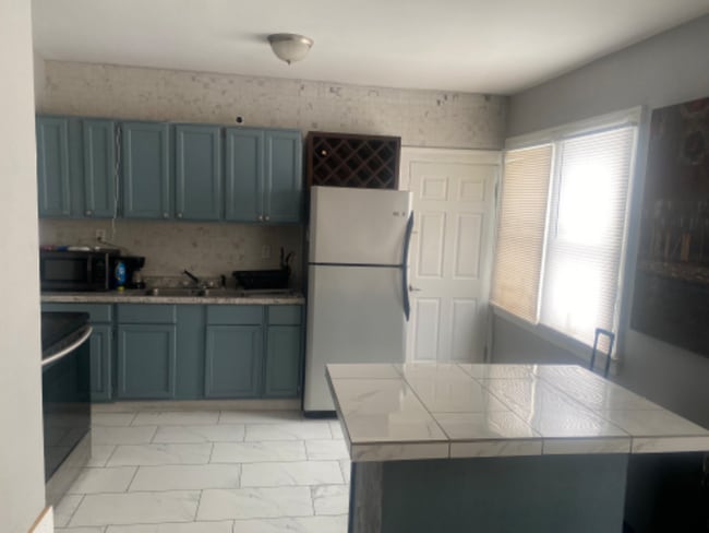 Building Photo - 2749 Carter St