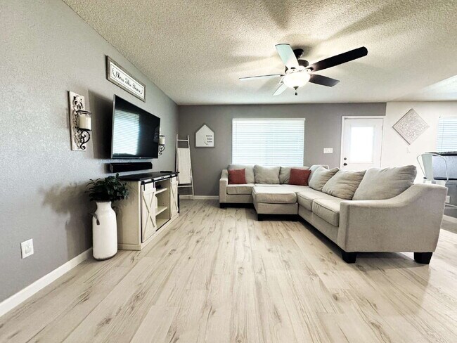 Foto del edificio - "Spacious 3 Beds, 2 baths Home with Inviti...