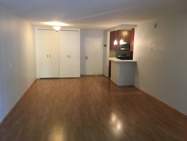 Foto del edificio - 8650 Gulana Ave