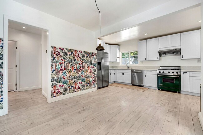Foto del edificio - Charming Pasadena Duplex – Upstairs Unit
